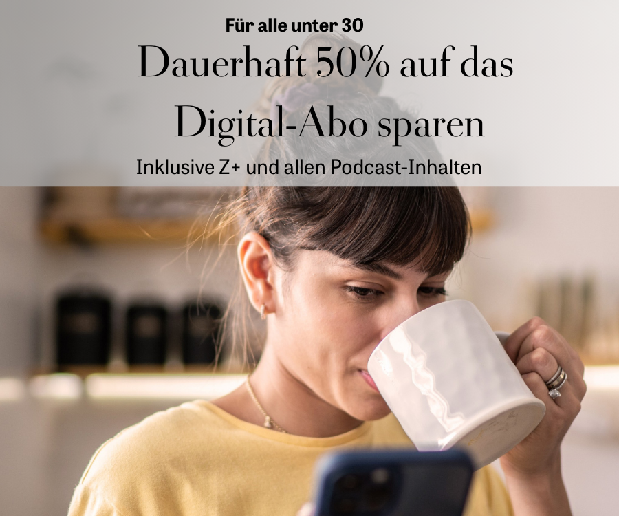 Junge Frau trinkt aus einer Tasse. Angebotstext = Für alle unter 30 - dauerhaft 58% auf das Digital-Abo sparen. Inklusive Z+ und allen Podcast-Inhalten